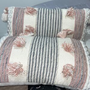 2 decor pillows